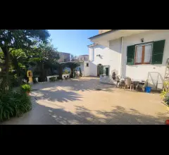 Fabbricato con cortile, giardino e cantinato