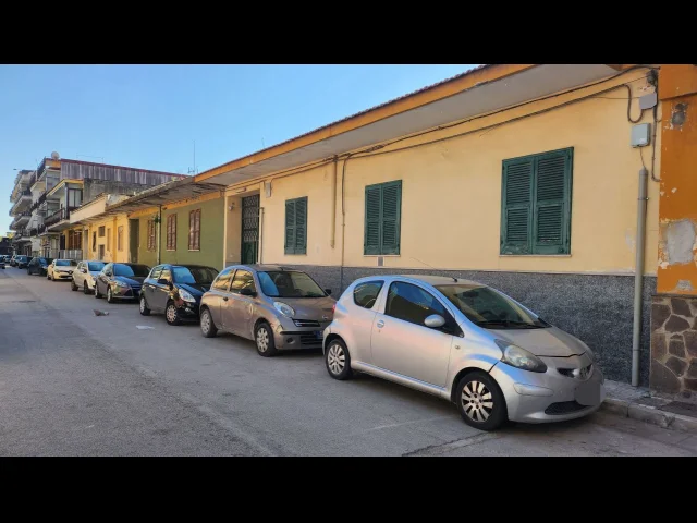Appartamenti in Vendita - Fabbricato con cortile, giardino e cantinato