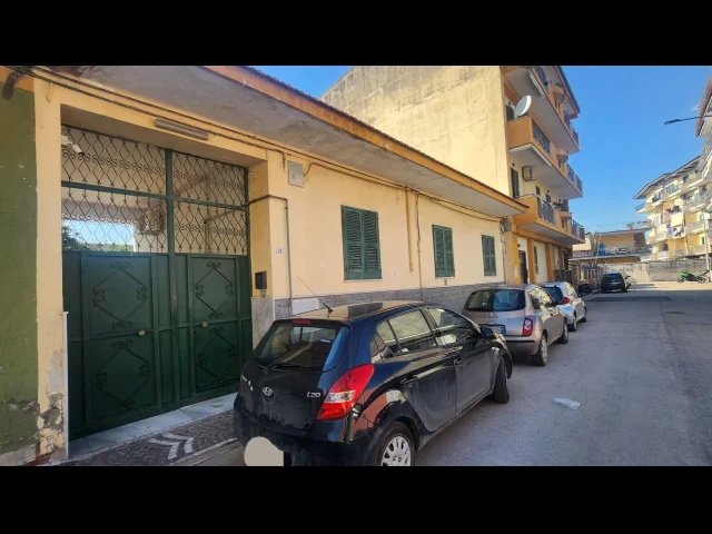 Appartamenti in Vendita - Fabbricato con cortile, giardino e cantinato