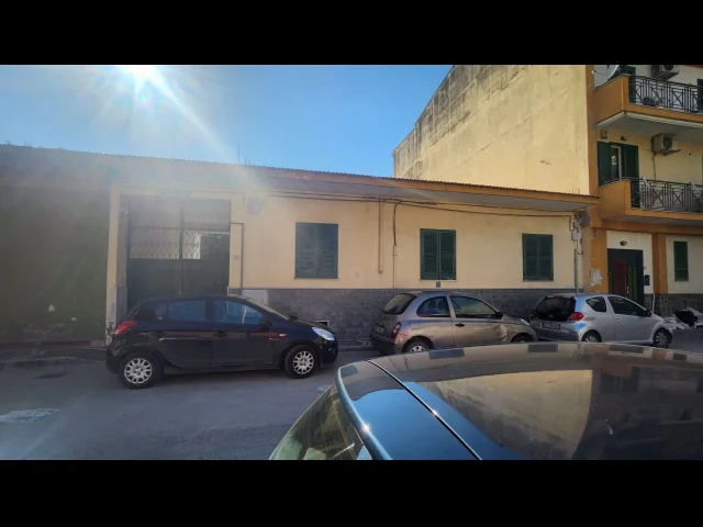 Appartamenti in Vendita - Fabbricato con cortile, giardino e cantinato