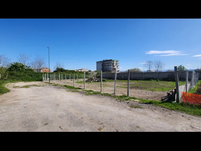 Appartamenti in Vendita - Terreno di 857 mq recintato