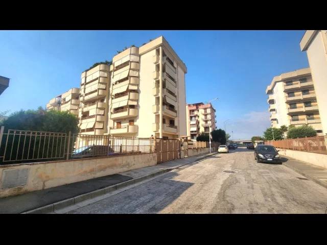 Ampio appartamento con terrazzo, box auto e posto auto