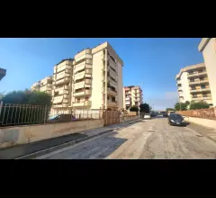 Ampio appartamento con terrazzo, box auto e posto auto