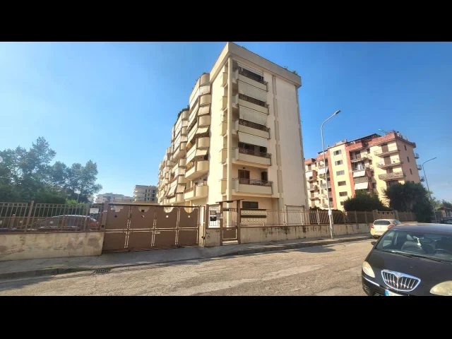 Appartamenti in Vendita - Ampio appartamento con terrazzo, box auto e posto  auto
