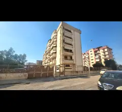 Appartamenti in Vendita - Ampio appartamento con terrazzo, box auto e posto  auto