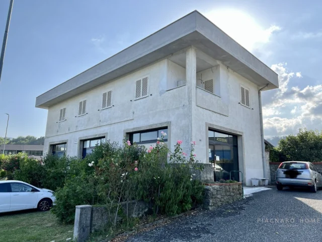 Villa con giardino in area artigianale