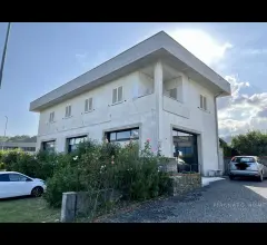 Villa con giardino in area artigianale