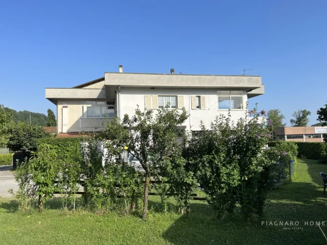 Appartamenti in Vendita - Villa con giardino in area artigianale