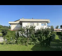 Appartamenti in Vendita - Villa con giardino in area artigianale