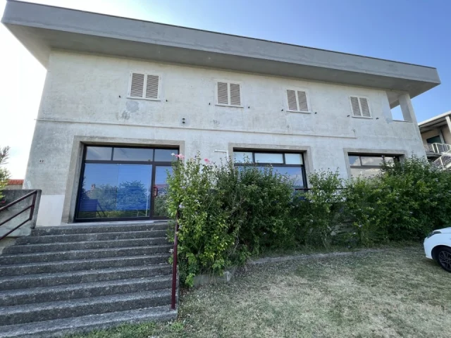 Appartamenti in Vendita - Villa con giardino in area artigianale