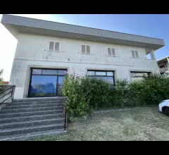 Appartamenti in Vendita - Villa con giardino in area artigianale