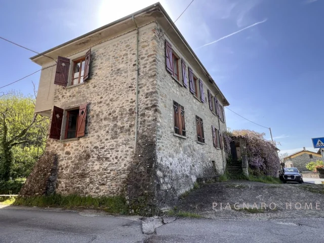 Casale in pietra con giardino