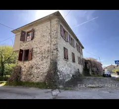 Casale in pietra con giardino