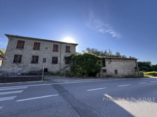 Appartamenti in Vendita - Casale in pietra con giardino