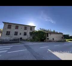 Appartamenti in Vendita - Casale in pietra con giardino