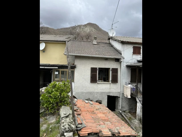 Casa in sasso di paese con orto