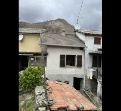 Casa in sasso di paese con orto