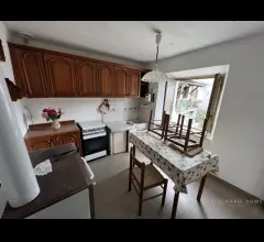 Appartamenti in Vendita - Casa in sasso di paese con orto