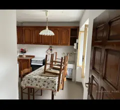 Appartamenti in Vendita - Casa in sasso di paese con orto