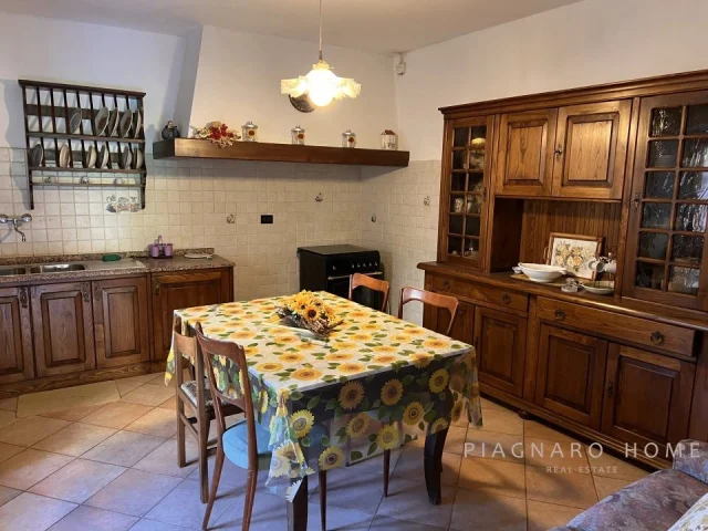 Appartamenti in Vendita - Casa di campagna con terreno