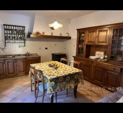 Appartamenti in Vendita - Casa di campagna con terreno