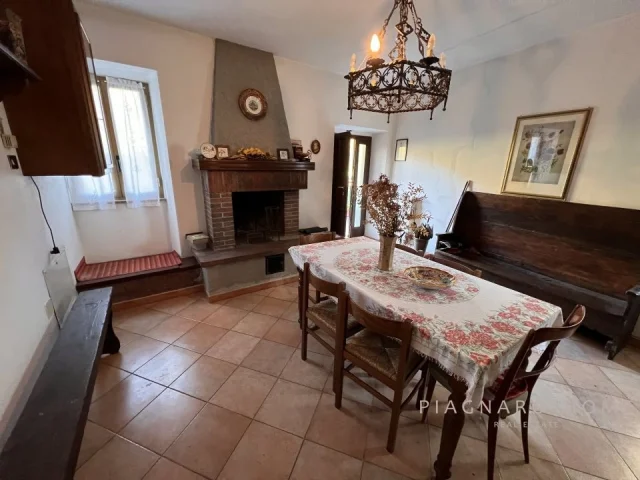 Appartamenti in Vendita - Casa di campagna con terreno