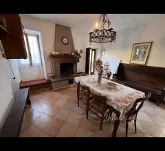 Appartamenti in Vendita - Casa di campagna con terreno