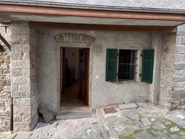 Rustico in pietra con terreno