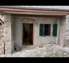 Appartamenti in Vendita - Rustico in pietra con terreno