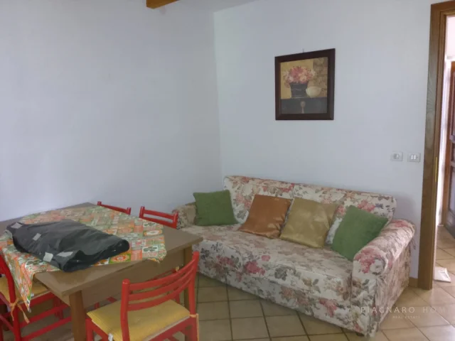 Appartamenti in Vendita - Rustico in pietra con terreno