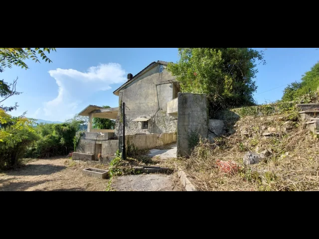 Casale con terreno e con sorgente