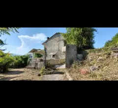 Appartamenti in Vendita - Casale con terreno e con sorgente