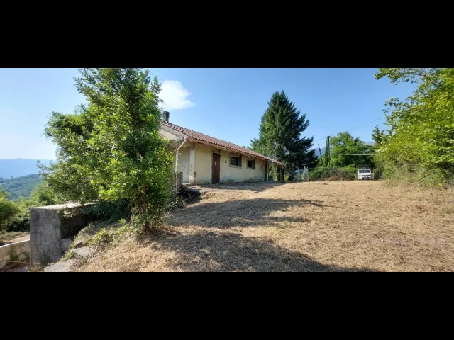 Appartamenti in Vendita - Casale con terreno e con sorgente