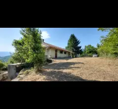 Appartamenti in Vendita - Casale con terreno e con sorgente
