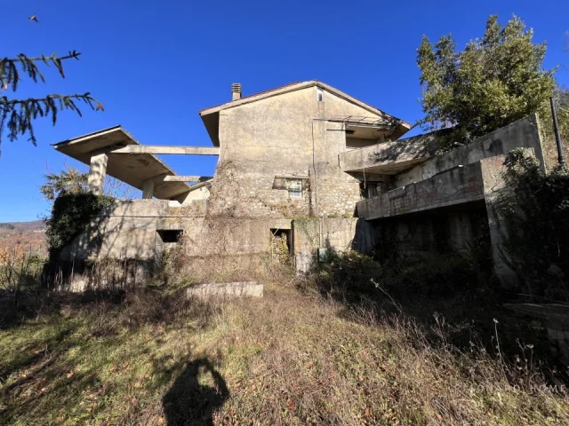 Appartamenti in Vendita - Casale con terreno e con sorgente