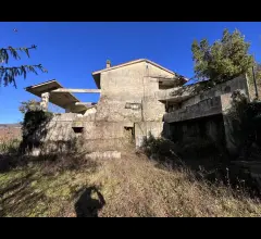Appartamenti in Vendita - Casale con terreno e con sorgente