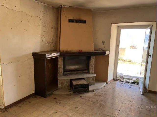 Appartamenti in Vendita - Casale con terreno e con sorgente