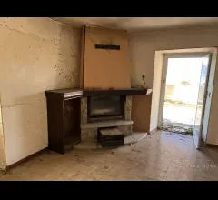 Appartamenti in Vendita - Casale con terreno e con sorgente