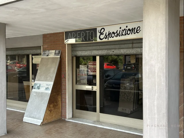 Fondo commerciale con magazzino