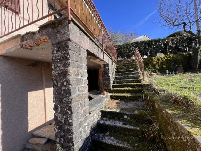 Appartamenti in Vendita - Casa in pietra con terreno
