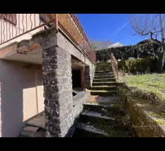 Appartamenti in Vendita - Casa in pietra con terreno