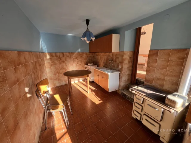 Appartamenti in Vendita - Casa in pietra con terreno