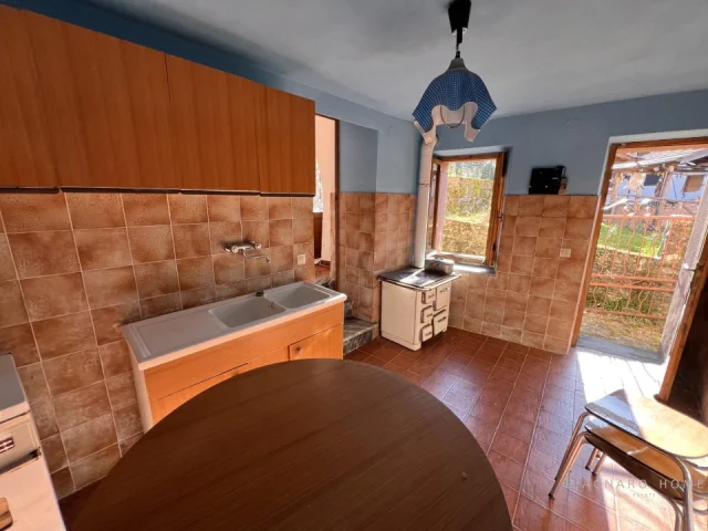 Appartamenti in Vendita - Casa in pietra con terreno