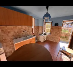 Appartamenti in Vendita - Casa in pietra con terreno