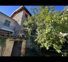 Appartamenti in Vendita - Rustico in sasso con giardino