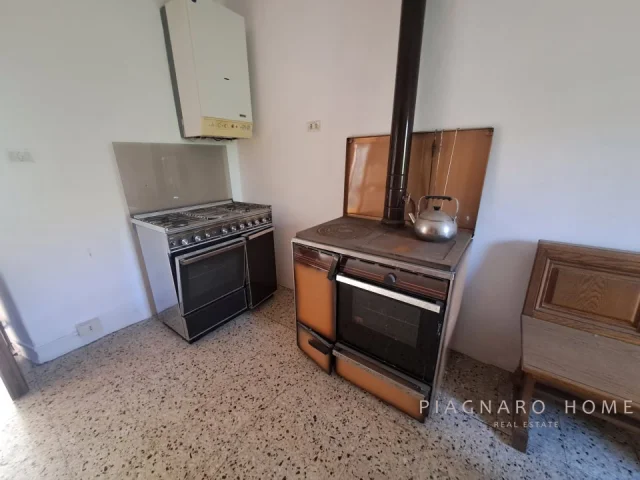 Appartamenti in Vendita - Casa semi-indipendente in pietra