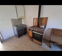 Appartamenti in Vendita - Casa semi-indipendente in pietra