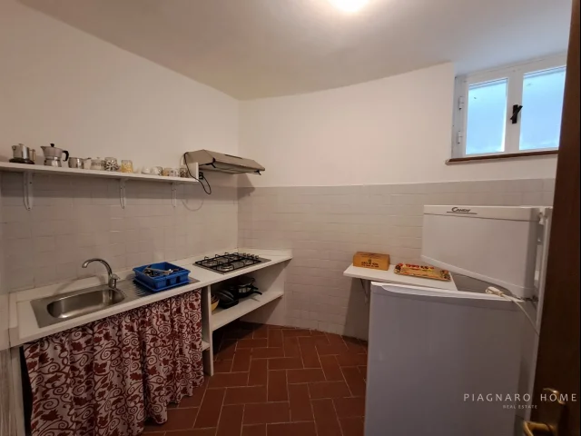 Appartamenti in Vendita - Casa indipendente con terreno