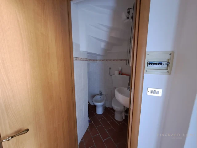 Appartamenti in Vendita - Casa indipendente con terreno