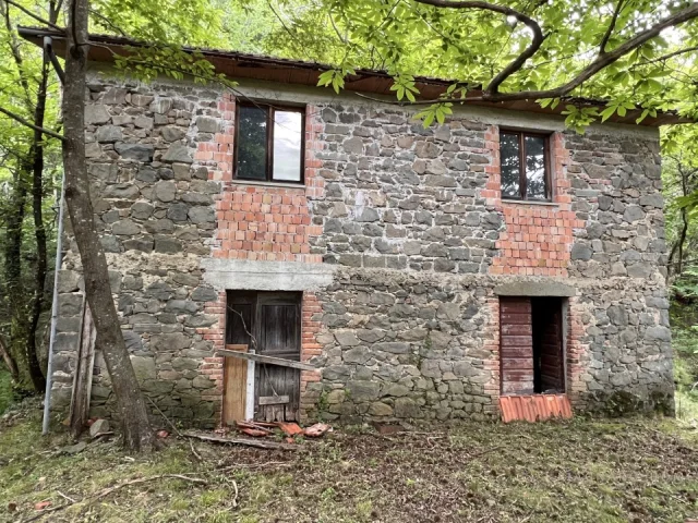 Appartamenti in Vendita - Stalla con fienile